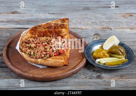 Türkisches Street Food Kokorec aus Schafdarm im Holzofen zubereitet. Traditionelles Türkisches Essen Kokorec. Izmir kokorec. Stockfoto