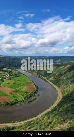 Flussbogen Der Saar. Der Fluss Schlängelt Sich Durch Das Tal Und Ist Von Green Hills Und Wäldern Umgeben. Serrig, Kastel-Staadt, Taben-Rodt, Rheinland- Stockfoto