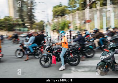 Kathmandu Urban Buzz: motorroller auf den staubigen Straßen Nepals in Kathmandu, Nepal. Umweltverschmutzung, unordentliches Wachstum in den Städten und Reisen in Asien sind unauffällig Stockfoto