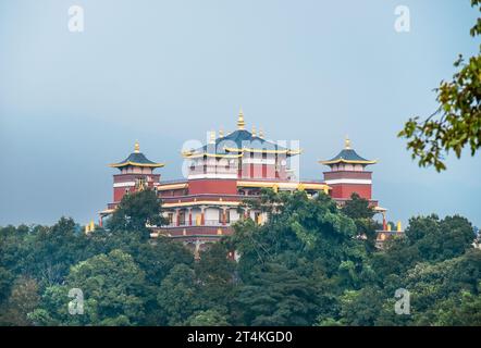 Das wunderschöne Gebäude der Kopan-Klosterarchitektur ist auch bekannt für sein Nonnenkloster Khachoe Ghakyil Ling. Kathmandu, Nepal. Reisen, Tourismus, Architektur Stockfoto