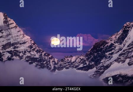 Kangchenjunga Mount: Majestätischer dritthöchster Gipfel mit 8586 m, Full Moonrise vom Mera Peak High Camp, ein atemberaubender Moment im Himalaya. Reisen, Stockfoto
