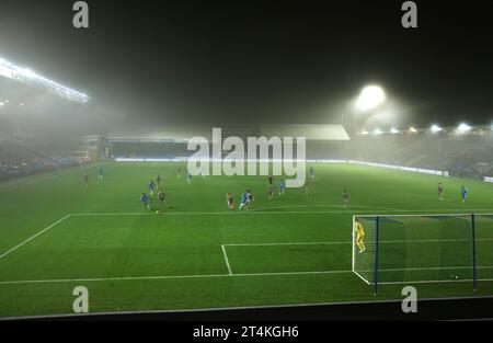 Peterborough, Großbritannien. 31. Oktober 2023. Ein nebeliger Abend beim U-21 EFL Trophy Match Peterborough United gegen Tottenham Hotspur im Weston Homes Stadium, Peterborough, Cambridgeshire, am 31. Oktober 2023. Quelle: Paul Marriott/Alamy Live News Stockfoto