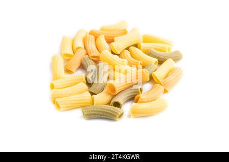 Rigatoni-farbige rohe Nudeln isoliert auf weißem Hintergrund. Seitenansicht. Stockfoto