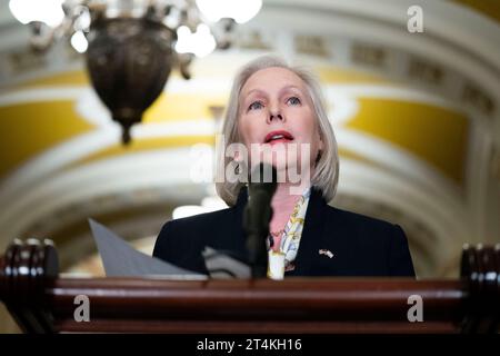 Washington, Usa. 31. Oktober 2023. Senator Kirsten Gillibrand, D-NY, spricht während einer Pressekonferenz nach einem wöchentlichen Caucus-Mittagessen im US-Kapitol in Washington, DC am Dienstag, den 31. Oktober 2023. Foto: Bonnie Cash/UPI Credit: UPI/Alamy Live News Stockfoto