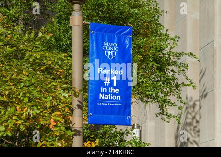 ROCHESTER, MN, USA – 21. OKTOBER 2023: Banner und Markenlogo der Mayo Clinic. Stockfoto