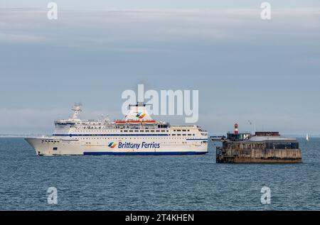 Inbound to portsmouth bretagne Ferries Schiff oder Auto Fähre von frankreich nach großbritannien Stockfoto