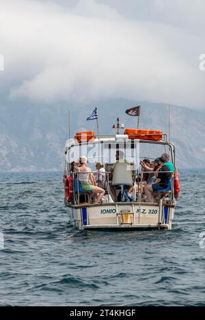 griechische Touristen Boot auf der Insel zante oder zakynthos besuchen Key Höhlen unter Nebel oder Meeresnebel Stockfoto