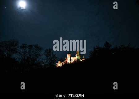 Burg Hohenzollern im Herbst Blick am 29. Oktober 2023 auf die nächtlich beleuchtete Burg Hohenzollern in Baden-Württemberg. Hechingen Baden Württemberg Deutschland  JK12944 *** Burg Hohenzollern im Herbstblick am 29. Oktober 2023 auf dem Schloss Hohenzollern bei Nacht in Baden Württemberg Hechingen Baden Württemberg Deutschland JK12944 Credit: Imago/Alamy Live News Stockfoto