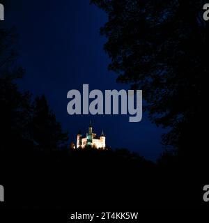 Burg Hohenzollern im Herbst Blick am 29. Oktober 2023 auf die nächtlich beleuchtete Burg Hohenzollern in Baden-Württemberg. Hechingen Baden Württemberg Deutschland  JK12922 *** Burg Hohenzollern im Herbstblick am 29. Oktober 2023 auf dem Schloss Hohenzollern bei Nacht in Baden Württemberg Hechingen Baden Württemberg Deutschland JK12922 Credit: Imago/Alamy Live News Stockfoto