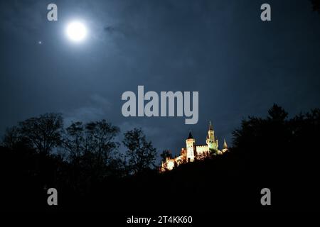 Burg Hohenzollern im Herbst Blick am 29. Oktober 2023 auf die nächtlich beleuchtete Burg Hohenzollern in Baden-Württemberg. Hechingen Baden Württemberg Deutschland  JK12940 *** Burg Hohenzollern im Herbstblick am 29. Oktober 2023 auf dem Schloss Hohenzollern bei Nacht in Baden Württemberg Hechingen Baden Württemberg Deutschland JK12940 Credit: Imago/Alamy Live News Stockfoto