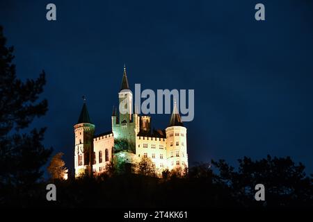 Burg Hohenzollern im Herbst Blick am 29. Oktober 2023 auf die nächtlich beleuchtete Burg Hohenzollern in Baden-Württemberg. Hechingen Baden Württemberg Deutschland  JK12903 *** Burg Hohenzollern im Herbstblick am 29. Oktober 2023 auf dem Schloss Hohenzollern bei Nacht in Baden Württemberg Hechingen Baden Württemberg Deutschland JK12903 Credit: Imago/Alamy Live News Stockfoto