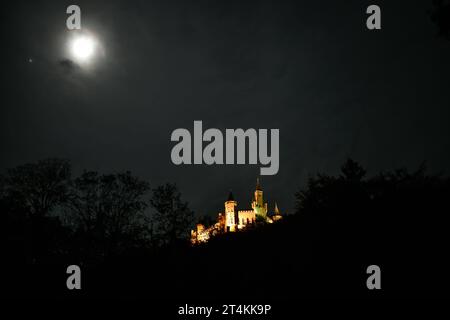 Burg Hohenzollern im Herbst Blick am 29. Oktober 2023 auf die nächtlich beleuchtete Burg Hohenzollern in Baden-Württemberg. Hechingen Baden Württemberg Deutschland  JK12947 *** Burg Hohenzollern im Herbstblick am 29. Oktober 2023 auf dem Schloss Hohenzollern bei Nacht in Baden Württemberg Hechingen Baden Württemberg Deutschland JK12947 Credit: Imago/Alamy Live News Stockfoto