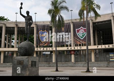 Rio De Janeiro, Brasilien. 31. Oktober 2023. Das Maracanã-Stadion bereitet sich am Dienstag Nachmittag in Rio de Janeiro, RJ, auf das Finale der Copa Libertadores da América mit Emblemen beider Teams vor. Quelle: Celso Pupo/FotoArena/Alamy Live News Stockfoto