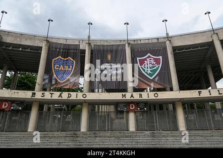 Rio De Janeiro, Brasilien. 31. Oktober 2023. Das Maracanã-Stadion bereitet sich am Dienstag Nachmittag in Rio de Janeiro, RJ, auf das Finale der Copa Libertadores da América mit Emblemen beider Teams vor. Quelle: Celso Pupo/FotoArena/Alamy Live News Stockfoto