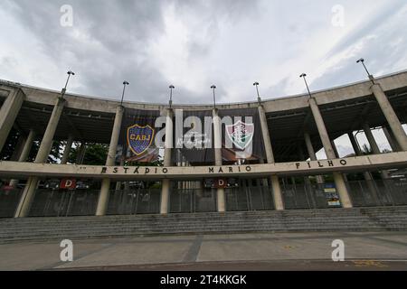 Rio De Janeiro, Brasilien. 31. Oktober 2023. Das Maracanã-Stadion bereitet sich am Dienstag Nachmittag in Rio de Janeiro, RJ, auf das Finale der Copa Libertadores da América mit Emblemen beider Teams vor. Quelle: Celso Pupo/FotoArena/Alamy Live News Stockfoto