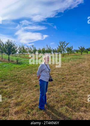 Aktives Seniorenpaar, das auf den Felsen wandert und die Gegend erkundet. Reife Frau glücklich Stockfoto