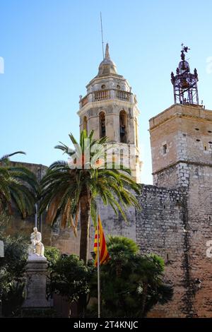 Sitges Rathausplatz (Plaza del Ayuntamiento de Sitges) in Sitges, Katalonien, Spanien Stockfoto