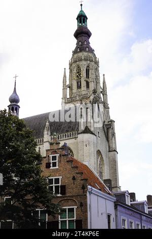 Außenansicht der Grote Kerk oder Onze-Lieve-Vrouwekerk (Kirche unserer Lieben Frau) in Breda, Niederlande Stockfoto