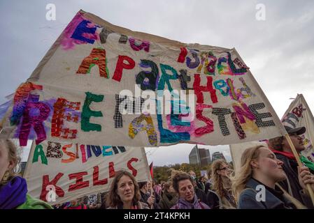 Den Haag, Niederlande. Oktober 2023. Die Demonstranten halten Banner, die ihre Meinung während der „Nationalen Demonstration für Palästina“-Kundgebung in den Haag zum Ausdruck bringen. Die Demonstranten marschierten heute Nachmittag friedlich durch den Haag und versammelten sich auf dem Malieveld, dann marschierten sie in einer langen Prozession durch die Stadt, die durch den Hofvijver, Plein 1813 und dann am Freiheitspalast während der Nationalen Demonstration für Palästina vorbeiführte. (Foto: Charles M Vella/SOPA Images/SIPA USA) Credit: SIPA USA/Alamy Live News Stockfoto