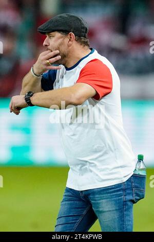 Kaiserslautern, Deutschland. 31. Oktober 2023. Fußball: DFB-Cup, 1. FC Kaiserslautern - 1. FC Köln, 2. Runde, Fritz-Walter-Stadion. Kölner Trainer Steffen Baumgart reagiert. Hinweis: Uwe Anspach/dpa – WICHTIGER HINWEIS: gemäß den Vorgaben der DFL Deutsche Fußball Liga und des DFB Deutscher Fußball-Bund ist es verboten, im Stadion und/oder des Spiels aufgenommene Fotografien in Form von Sequenzbildern und/oder videoähnlichen Fotoserien zu verwenden oder zu verwenden./dpa/Alamy Live News Stockfoto