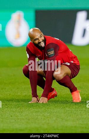 Kaiserslautern, Deutschland. 31. Oktober 2023. Fußball: DFB Cup, 1. FC Kaiserslautern - 1. FC Köln, 2. Runde, Fritz-Walter-Stadion. Kaiserslauterns Terrence Boyd hockt auf dem Platz. Hinweis: Uwe Anspach/dpa – WICHTIGER HINWEIS: gemäß den Vorgaben der DFL Deutsche Fußball Liga und des DFB Deutscher Fußball-Bund ist es verboten, im Stadion und/oder des Spiels aufgenommene Fotografien in Form von Sequenzbildern und/oder videoähnlichen Fotoserien zu verwenden oder zu verwenden./dpa/Alamy Live News Stockfoto