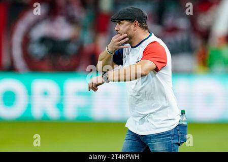 Kaiserslautern, Deutschland. 31. Oktober 2023. Fußball: DFB-Cup, 1. FC Kaiserslautern - 1. FC Köln, 2. Runde, Fritz-Walter-Stadion. Kölner Trainer Steffen Baumgart reagiert. Hinweis: Uwe Anspach/dpa – WICHTIGER HINWEIS: gemäß den Vorgaben der DFL Deutsche Fußball Liga und des DFB Deutscher Fußball-Bund ist es verboten, im Stadion und/oder des Spiels aufgenommene Fotografien in Form von Sequenzbildern und/oder videoähnlichen Fotoserien zu verwenden oder zu verwenden./dpa/Alamy Live News Stockfoto