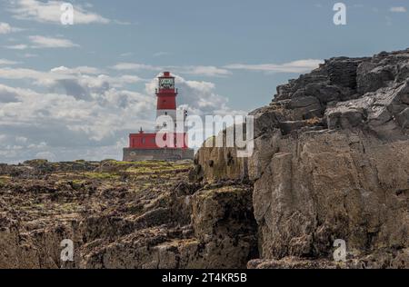 Rot-weißer Leuchtturm auf einer der Farn-Inseln vor der North Yorkshire Coast Stockfoto