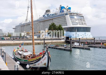 Royal Caribbean 'Anthem of the Seas' Kreuzfahrtschiff, das im Hafen von Lissabon, Jardim do Tabaco Quay, Lissabon, Portugal, vor Anker liegt Stockfoto