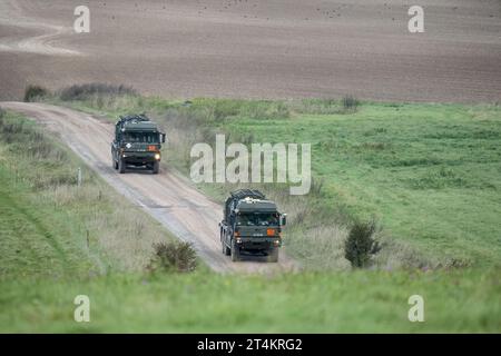 Schleppen Sie British Army MAN SV 6x6 Logistikfahrzeug auf Militärübung, Wilts UK Stockfoto