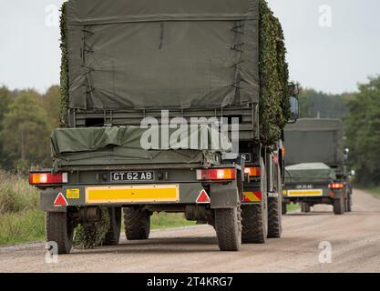 Ein paar britische Armee MANN SV 4x4 mit Anhängern auf einer Feldstraße Stockfoto