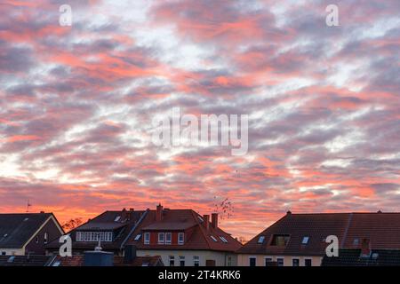 Dramatischer rosa und lila Zuckerwatte Himmel in der Stadt Stockfoto