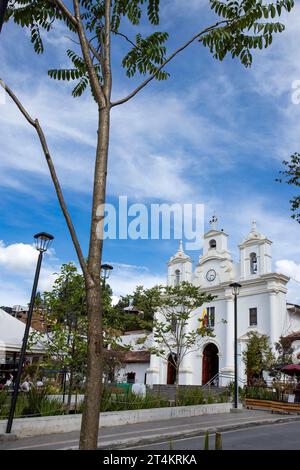 El Retiro, Antioquia - Kolumbien - 11. August 2023. Pfarrei Our Lady of the Rosary, erbaut in Architektur im klassischen griechischen Stil Stockfoto