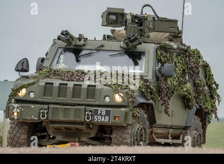 Nahaufnahme eines Panther 4x4-Kommandos- und Verbindungsfahrzeugs der britischen Armee in Aktion, bedeckt mit Tarnnetz, Wilts UK Stockfoto