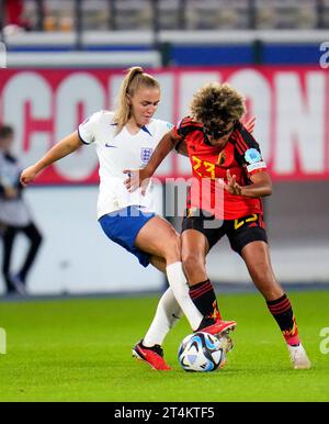 Die Engländerin Georgia Stanway (links) und die belgische Kassandra Missipo kämpfen um den Ball während des Gruppenspiels der UEFA Women's Nations League in der King Power im den Dreef Stadium in Leuven, Belgien. Bilddatum: Dienstag, 31. Oktober 2023. Stockfoto