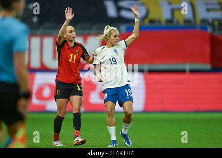 Heverlee, Belgien. 31. Oktober 2023. Die Belgierin Janice Cayman und die Engländerin Rachel Daly wurden am Dienstag, den 31. Oktober 2023, in Heverlee bei einem Fußballspiel zwischen der belgischen Frauennationalmannschaft Red Flames und England, Spiel 4/6 in der Gruppe A1 der UEFA Women's Nations League 2023-2024, dargestellt. BELGA FOTO DAVID CATRY Credit: Belga News Agency/Alamy Live News Stockfoto