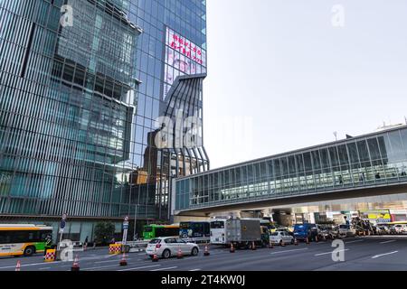 Tokio, Japan - 11. April 2023: Blick auf den Shibuya Scramble Square mit Skywalk in Shibuya. Das Gebäude ist ein gemischter Wolkenkratzer und das höchste Gebäude in Stockfoto