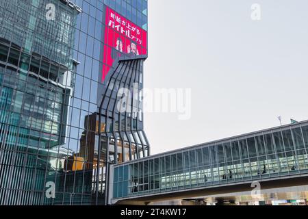 Tokio, Japan - 11. April 2023: Blick auf den Shibuya Scramble Square mit Skywalk in Shibuya. Das Gebäude ist ein gemischter Wolkenkratzer und das höchste Gebäude in Stockfoto