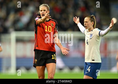 Heverlee, Belgien. 31. Oktober 2023. Die Belgierin Justine Vanhaevermaet und die Engländerin Keira Walsh reagieren auf ein Fußballspiel zwischen der belgischen Frauennationalmannschaft Red Flames und England, das 4/6 in der Gruppe A1 der UEFA Women's Nations League 2023-2024 am Dienstag, den 31. Oktober 2023, in Heverlee. BELGA FOTO DAVID CATRY Credit: Belga News Agency/Alamy Live News Stockfoto