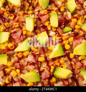 BBQ Chicken Pizza - neapolitanische Soße und Käsebasis. Fusion aus Hühnchen, Speck, Mais, Avocado mit BBQ-Sauce Stockfoto