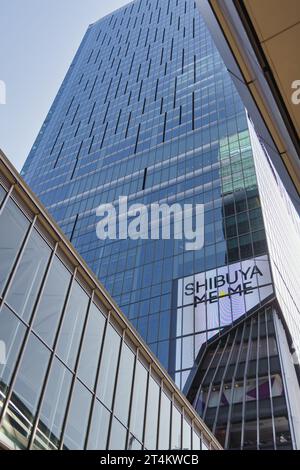 Tokio, Japan - 11. April 2023: Blick auf den Shibuya Scramble Square mit Skywalk in Shibuya. Das Gebäude ist ein gemischter Wolkenkratzer und das höchste Gebäude in Stockfoto