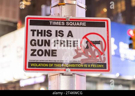 Gun Free Zone Schild, Times Square, New York, Vereinigte Staaten von Amerika. Stockfoto