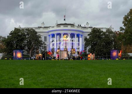 Washington, Usa. 31. Oktober 2023. Die Südfassade des Weißen Hauses ist für die jährliche Halloween-Feier von US-Präsident Joe Biden und First Lady Jill Biden am 30. Oktober 2023 in Washington, DC, dekoriert. Credit: Oliver Contreras/White House Photo/Alamy Live News Stockfoto