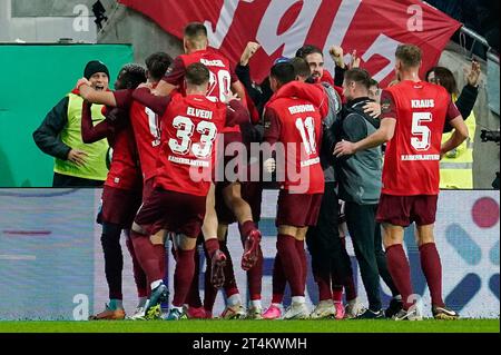 Kaiserslautern, Deutschland. 31. Oktober 2023. Fußball: DFB Cup, 1. FC Kaiserslautern - 1. FC Köln, 2. Runde, Fritz-Walter-Stadion. Das Team von Kaiserslautern feiert das Tor mit 3:0. Hinweis: Uwe Anspach/dpa – WICHTIGER HINWEIS: gemäß den Vorgaben der DFL Deutsche Fußball Liga und des DFB Deutscher Fußball-Bund ist es verboten, im Stadion und/oder des Spiels aufgenommene Fotografien in Form von Sequenzbildern und/oder videoähnlichen Fotoserien zu verwenden oder zu verwenden./dpa/Alamy Live News Stockfoto