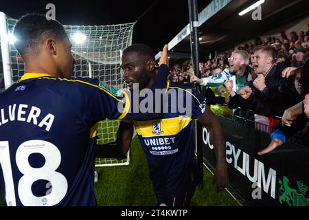 Emmanuel Latte Lath (Mitte) von Middlesbrough feiert mit Teamkollege Samuel Silvera das dritte Tor des Spiels während des Spiels der vierten Runde des Carabao Cup in St James Park, Exeter. Bilddatum: Dienstag, 31. Oktober 2023. Stockfoto