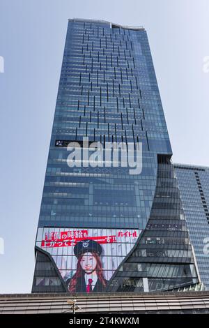 Tokio, Japan - 11. April 2023: Blick auf den Shibuya Scramble Square in Shibuya. Das Gebäude ist ein Hochhaus mit gemischter Nutzung und das höchste in Shibuya Stockfoto