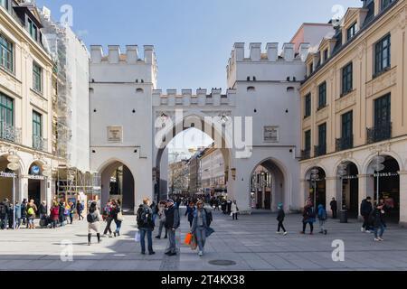 München - 05. April 2023: Karlstor in der Münchner Altstadt mit unbekannten Menschen. Das Karlstor ist das westliche Stadttor der historischen Stadt Stockfoto