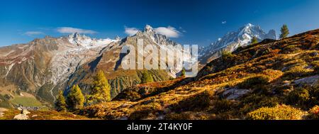 Blick auf den Grand Balcon Sud in Chamonix mit Gebirgszügen und Gletschern Stockfoto