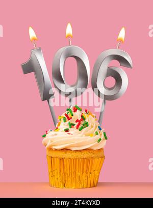Nummer 106 Kerze mit Cupcake - Geburtstagskarte Stockfoto