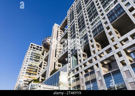 Tokio, Japan - 10. April 2023: Markantes Hauptquartier der Fuji-Fernsehgesellschaft in Odaiba. Er wurde von Kenzo Tange entworfen Stockfoto