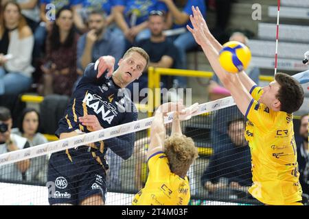 Verona, Italien. Oktober 2023. Spike von Donovan Dzavoronok von Rana Verona während des Spiels zwischen Rana Verona und Valsa Group Modena, reguläre Saison der Superlega Italian Volleball Championship 2023/2024 bei Pala AGSM-AIM am 28. Oktober 2023 in Verona, Italien. Quelle: Unabhängige Fotoagentur/Alamy Live News Stockfoto